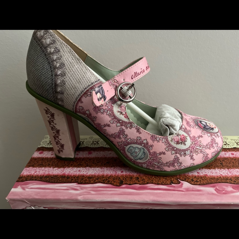 Size 7. Brand new, never worn. This shoe is wide, fits loose on slim feet.